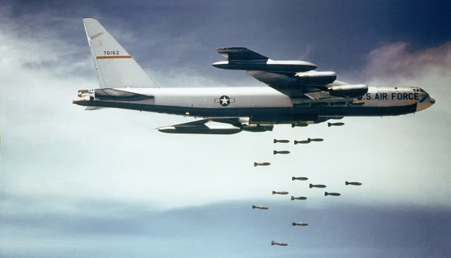 Boeing_B-52_dropping_bombs