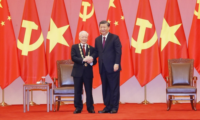 Việt-Trung Relations: Việt Nam luôn đặt mối quan hệ với Trung Quốc là mục tiêu ưu tiên hàng đầu. Hình ảnh các ngưỡng cửa đón khách, các cuộc hội đàm, các sự kiện quốc tế và những con đường đón khách quốc tế sẽ khiến bạn thấy sự ấm cúng của mối quan hệ giữa Việt Nam và Trung Quốc.